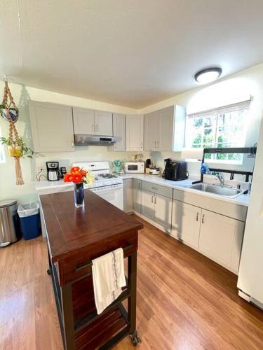 Santa Barbara Serenity Large 1-bedroom Guest Apt. in Santa Barbara, Vereinigte Staaten von Amerika