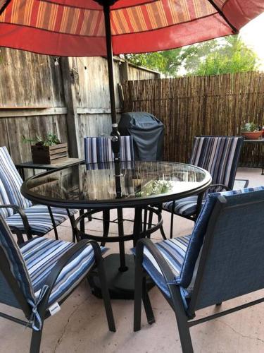 Santa Barbara Serenity Large 1-bedroom Guest Apt. in Santa Barbara, USA