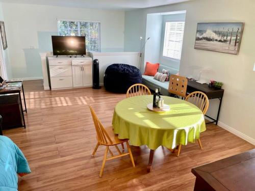 Santa Barbara Serenity Large 1-bedroom Guest Apt. in Santa Barbara, USA