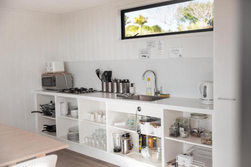 virtuve, Aotearoa Surf Eco Pods in Mangavai