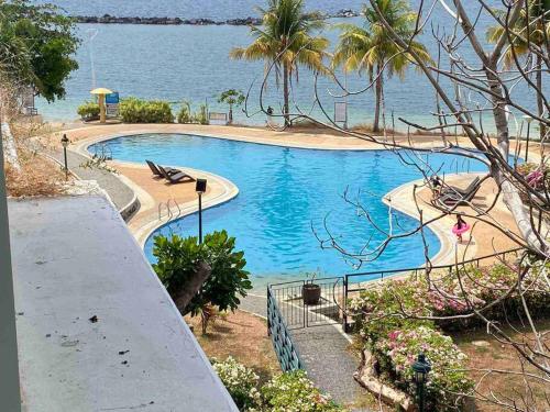 Modern Chic Beachfront Unit at Canyon Cove Nasugbu in Natipuan
