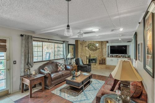 Cozy 4 Bedroom Home - Minutes to Downtown Tulsa in Tulsa, USA