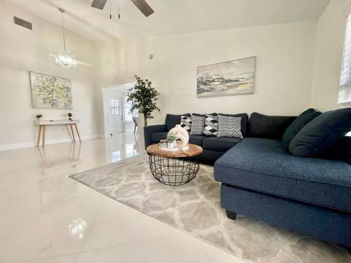 Stylish 3/2 getaway! Near Theme Parks! in Lakeland, USA