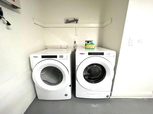 Stylish 3/2 getaway! Near Theme Parks! Stylish 3/2 getaway! Near Theme Parks!