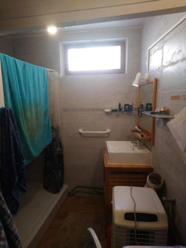 chambre chez l'habitant rouge maison ancienne in Ivoy-le-Pré
