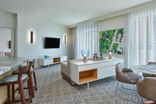 One-Bedroom King Suite with Sofa Bed - High Floor/City View