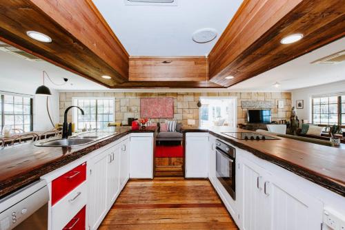 Удобства, 'Wilpine' Poolside Country Luxury near Town in Budgee Budgee