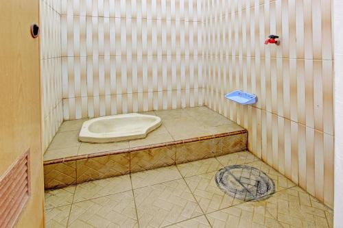 Bathroom, SPOT ON 92926 Guest House Cemara 1 Syariah in Slawi