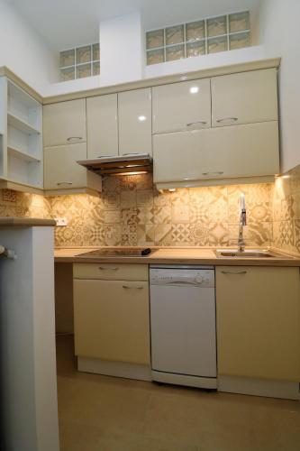 Roxy Studio 4-B - Tap to explore photos