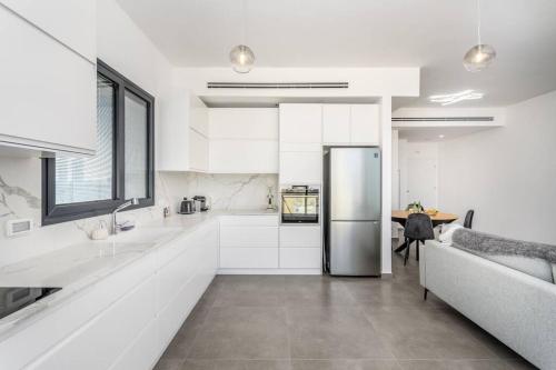 Bat Yam SEA VIEW 2BR/2Bath in New Building in Bat Yam