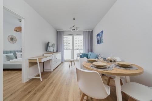 Blue Sky Apartment with Parking & Balcony by Noclegi Renters - image 4
