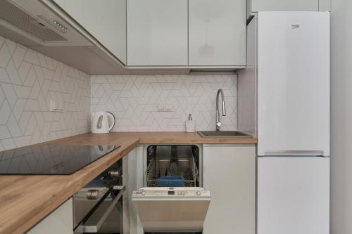 Blue Sky Apartment with Parking & Balcony by Noclegi Renters - image 5