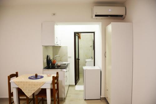 keuken, Mico's Apartments in Vlora