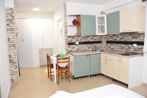 keuken, Mico's Apartments in Vlora
