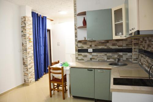 keuken, Mico's Apartments in Vlora