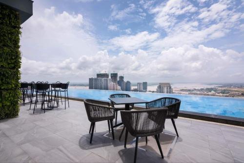 Swimming pool, SF HOTEL Penthouse Residences near Mekong Island - Koh Dach