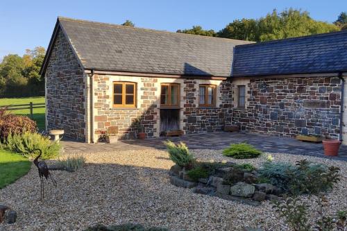 Spacious Luxury barn conversion - next to Tarka Trail cycle path