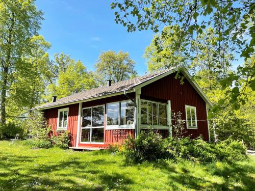 Nice cottage outside Lönashult near lake Övden