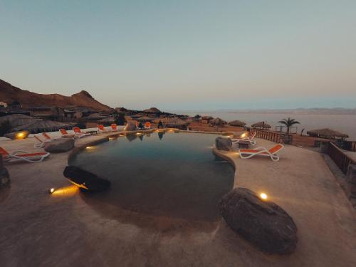 附近景點, New Moon Island Camp in 紐維巴水濱