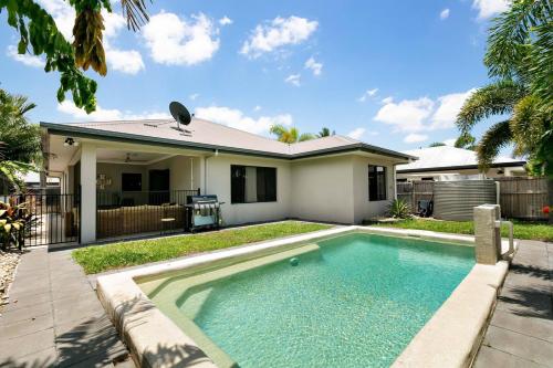 'Serene Selwyn' Coastal Villa near Trinity Beach