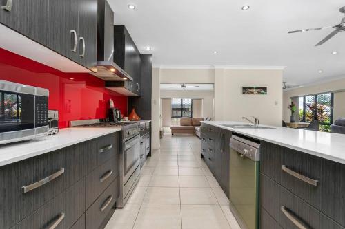 บริการและสิ่งอำนวยความสะดวก, 'Coco Tierra' Expansive Cairns Oasis with Pool in คาราโวนิกา