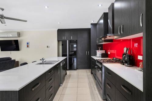 บริการและสิ่งอำนวยความสะดวก, 'Coco Tierra' Expansive Cairns Oasis with Pool in คาราโวนิกา