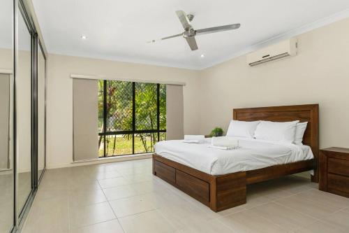 บริการและสิ่งอำนวยความสะดวก, 'Coco Tierra' Expansive Cairns Oasis with Pool in คาราโวนิกา