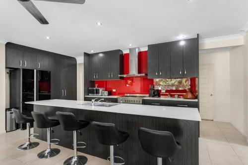 บริการและสิ่งอำนวยความสะดวก, 'Coco Tierra' Expansive Cairns Oasis with Pool in คาราโวนิกา