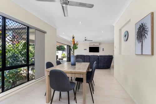 บริการและสิ่งอำนวยความสะดวก, 'Coco Tierra' Expansive Cairns Oasis with Pool in คาราโวนิกา