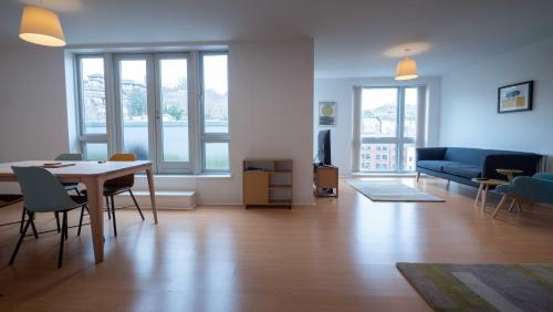 Central gorgeous flat with parking - Tap to explore photos