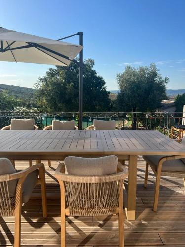 Villa 10 P piscine lagon avec vue époustouflante proche Uzès