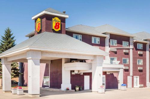 Super 8 by Wyndham Saskatoon Near Saskatoon Airport