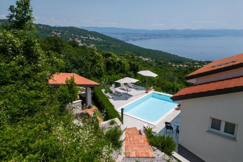 Úszómedence, Holiday Home Kvarner with private heated pool in Poljane