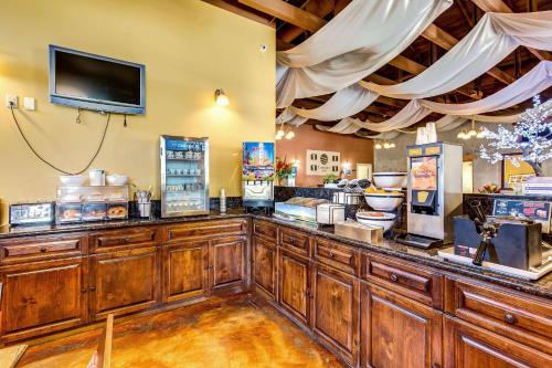 Ételek és italok, Comfort Inn Pomona near Fairplex in Pomona (Kalifornia)