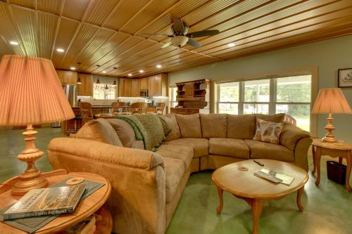 Unique Cotter Getaway with Deck and Outdoor Dining! in Cotter, USA