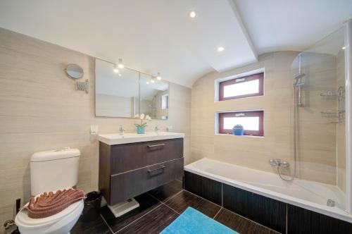 Valletta Waterfront Villa with Pool and Jacuzzi - image 4