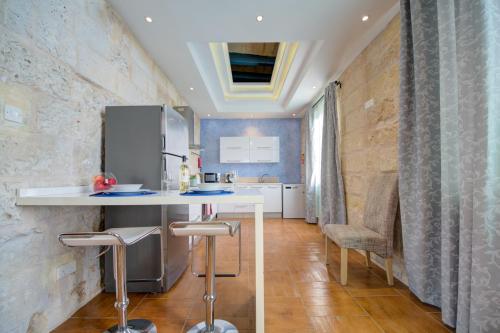 Valletta Waterfront Villa with Pool and Jacuzzi - image 3