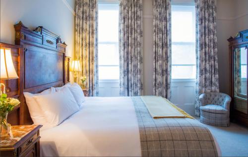 489683350 The Falcon Hotel