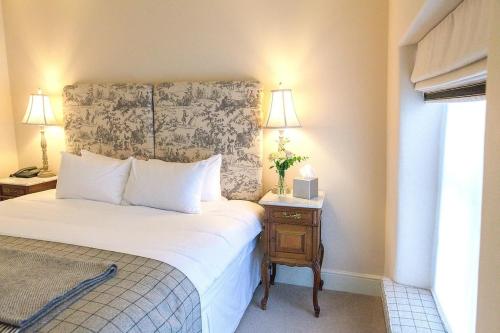 489684832 The Falcon Hotel