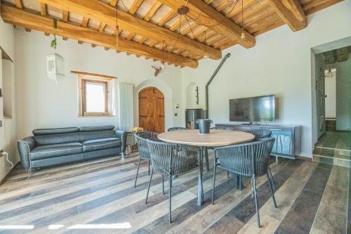 Ca' Gulino - Urbino - Villa con Minipiscina in Borgo Antico in Piandimeleto
