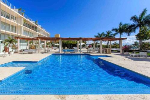 3 BR, Ocean View, Gym/Parking