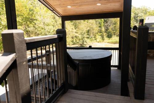 NEW Creek Side, Luxury Cabin – Willow Creek in Stephens Gap, USA