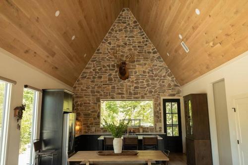 NEW Creek Side, Luxury Cabin – Willow Creek in Stephens Gap, USA