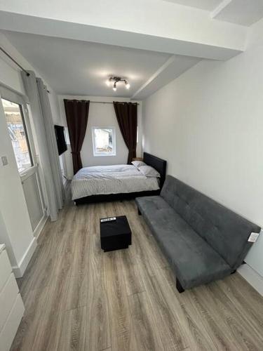 Large studio flat with garden