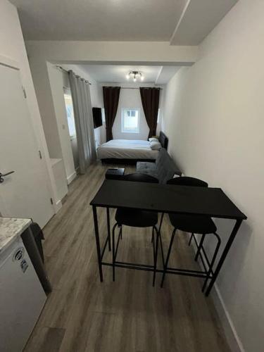 Large studio flat with garden