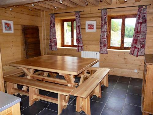 Chalet de 4 chambres avec sauna balcon amenage et wifi a Les Belleville a 2 km des pistes