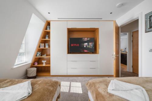 Elegant 3-Bedroom Penthouse in Marble Arch 70 - image 4