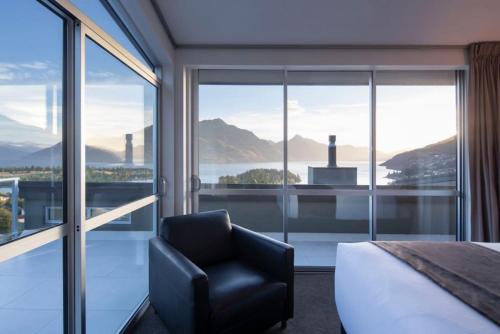 Alpen View Villa - Short walk to town - Tap to explore photos