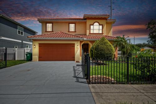 Tampa "Good Times" Private Large House With GameRoom - Sleeps 12, 4bdr, 3bth, Great Location, Quiet