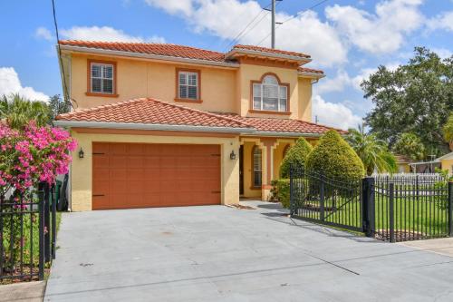 Tampa "Good Times" Private Large House With GameRoom - Sleeps 12, 4bdr, 3bth, Great Location, Quiet Community, Backyard Tampa "Good Times" Private Large House With GameRoom - Sleeps 12, 4bdr, 3bth, Great Location, Quiet Community, Backyard